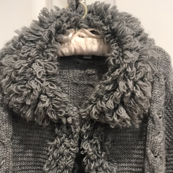 Sisters poncho cape. - Picture 3 of 5